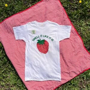 Vintage 70s Scratch-N-Sniff Deadstock Tee Shirt Strawberry // Size Medium‎